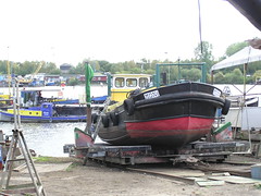 Fotos von der Billwerder Bucht, ursprünglicher Verlauf der Hamburger Norderelbe bis 1879. Arbeitsboot Moni auf der Slipanlage einre Werft  am Ausschläger Elbdeich (2004).