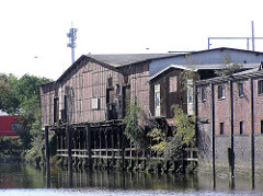 Denkmalgeschütze Lagerhäuser am Neuhäuser Damm / Marktkanal in Hamburg Veddel. ( 2004 )