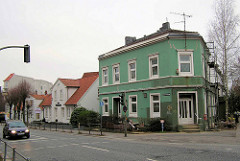 Blick  in die Ohlsdorfer Straße / Ecke  Himmelstraße  in Hamburg Winterhude; historische Bleicher-Häuser und Gründerzeitwohnblock. ( 2004 )