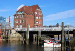Zollgebäude an der Ericusbrücke / Ericusgraben in der Hamburger Hafencity; eine Barkasse fährt auf dem Fleet Richtung Brooktorhafen.