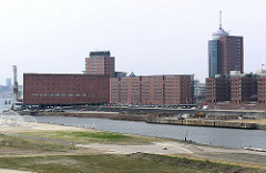 Blick über den Grasbrookhafen - im Vordergrund der Hübenerkai und auf der anderen Seite des Hafenbeckens der unbebaute Dalmannkai. Re. der Kaispeicher A und in der Bildmitte Bürogebäude am Sandtorkai / Kehrwieder.