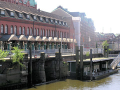 Fotos aus der Hamburger Speicherstadt - Stadtteil Hafencity, Bezirk Mitte; Gebäude der ehemaligen Zollabfertigung am neuen Wandrahm im früheren Freihafen (2005).