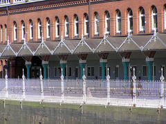 Fotos aus der Hamburger Speicherstadt - Stadtteil Hafencity, Bezirk Mitte; Blick über den Zollkanal zum  Gebäude der ehemaligen Zollabfertigung am neuen Wandrahm im früheren Freihafen (2005).