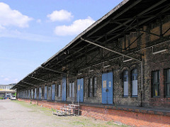 Altes Foto von einer Lagerhalle  mit Laderampen und Schiebetoren auf dem Gelände vom Güterbahnhof Hamburg Altona  (2005).
