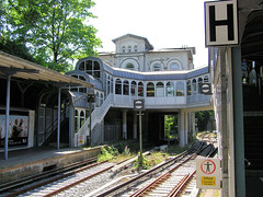 Bilder vom Bahnhof  im Hamburger Stadtteil Blankenese. Das Bahnhofsgebäude wurde 1867 errichtet und 2007 restauriert. (2005)