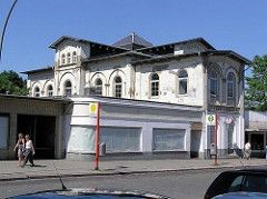 Bahnhofsplatz von Hamburg Blankenese - Ladenzeile und Bahnhofsgebäude. (2005)