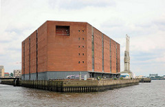 Der Kaispeicher A / ehem. Lagerhaus  auf dem Großen Grasbrook om der Hamburger  HafenCity.  In erster Ausführung wurde er 1875 durch Johannes Dalmann erbaut und zu Ehren Wilhelms I. auch Kaiserspeicher genannt. Nach Zerstörungen im Zweiten Weltkrieg