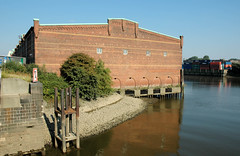 Lagerhaus G am Dessauer Ufer, Hamburg Kleiner Grasbrook; Blick von der Hansabrücke auf das Lagergebäude + den Saalehafen (2005)
