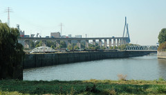 Fotos der Köhlbrandbrücke im Hamburger Hafen - Verbindung zwischen den Stadtteilen Steinwerder und Wilhelmsburg; Blick in den Roßkanal.