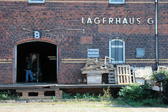 Lagerhaus G am Dessauer Ufer, Hamburg Kleiner Grasbrook; Laderampe mit Holzbalken abgestützt - alte Holzpaletten (2005)