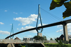 Fotos der Köhlbrandbrücke im Hamburger Hafen - Verbindung zwischen den Stadtteilen Steinwerder und Wilhelmsburg. Blick über die alte Schleuse beim Rugenberger Hafen zur Köhlbrandbrücke.
