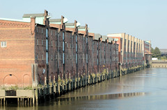 Lagerhaus G am Dessauer Ufer, Hamburg Kleiner Grasbrook; Wasserfront der Lagerhäuser am Saalehafen (2005)