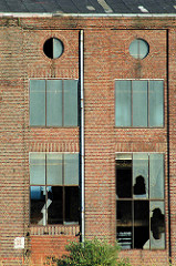 Alte Industriearchitektur / Ziegelgebäude ehem. Werftgelände am Reiherstieg im Hamburger Stadtteil Kleiner Grasbrook; jetzt abgerissen ( 2005).