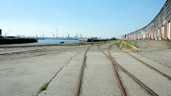 Schienen der Hafenbahn / Güterbahn am Versmannkai, Hamburger Baakenhafen - Lagerschuppen mit Rampe.