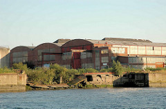 Alte Industriearchitektur / Ziegelgebäude ehem. Werftgelände am Reiherstieg im Hamburger Stadtteil Kleiner Grasbrook; jetzt abgerissen ( 2005).