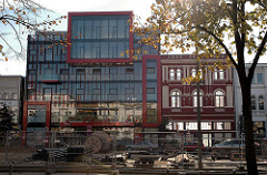 Das neue Schmidt Theater am Spielbudenplatz, eröffnet 2005; daneben die Fassade vom St. Pauli Bad.