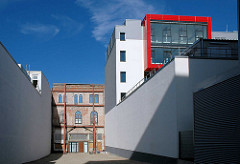 Rückseite am Spielbudenplatz, neues Schmidt-Theater und stehengelassene Fassade vom ehem. St. Pauli Bad.