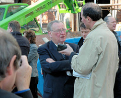 Peter Tamm vor der Baustelle am Kaispeicher B in der Hamburger Hafencity.
