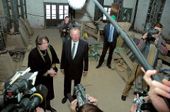 Peter Tamm und die Hamburger Kultursenatorin Karin von Welck auf der Baustelle des Maritimen Museums in der Hafencity.