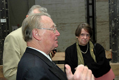 Peter Tamm und die Hamburger Kultursenatorin Karin von Welck auf der Baustelle des Maritimen Museums in der Hafencity.