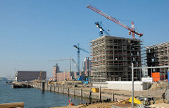 Baubeginn am Dalmannkai in der Hafencity Hamburgs - Wohnhäuser am Dalmannkai / Grasbrookhafen; im Hintergrund der Kaispeicher A.