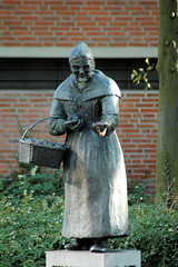 Fotos aus dem Hamburger Stadtteil Neustadt, Bezirk Hamburg-Mitte; Denkmal der Zitronenjette - Bronzeplastik, Bildhauer Hansjörg Wagner in der Ludwig-Erhard-Straße.