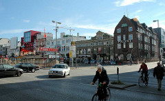 Blick über die Reeperbahn in Hamburg St. Pauli - lks. die Davidswache, daneben das St. Pauli Theater - Baustelle Umbau vom Spielbudenplatz, Bauzaun.