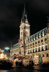 Weihnachtsmarkt vor dem Hamburger Rathaus.