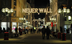 Weihnachtslichter - Schriftzug Neuer Wall - in der Hamburger Innenstadt.