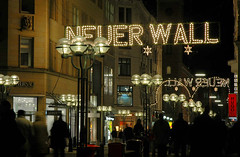 Weihnachtslichter - Schriftzug Neuer Wall - in der Hamburger Innenstadt.