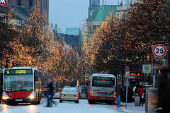 Weihnachtseinkauf in der Hamburger Innenstadt - für Autos gesperrte Mönckebergstraße.