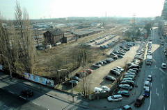 Blick auf die Bahnhofssinsel in Hamburg Harburg - ehem. Güterbahnhof; Reste von Bahnhofsgebäuden; re. der Schellerdamm (2006)