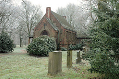 Kapelle auf dem Alten Friedhof von Hamburg Wilhelmsburg, erbaut 1902 - neogotischer Baustil ( 2006)