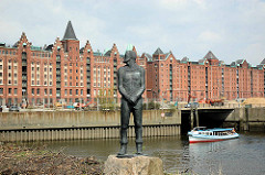 Alter Standort vom Hamburger Störtebeker-Denkmal am Brooktor im Magdeburger Hafen - im Hintergrund Speichergebäude der Hamburger Speicherstadt am Brooktorkai. (2006)