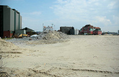 Brachfläche, freies Areal - Bauvorbereitung für das Überseequartier in der Hamburger Hafencity; lks. der Kaffespeicher am  Brooktoorkai, im Hintergrund das Gebäude vom Amt für Strom und Hafenbau. ( 2006 )