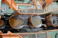 Stahleimer der Endloskette des Kettenbaggers Heimdall im Hafen Harburgs - Arbeitsschiff der Hamburg Port Authority HPA.