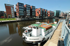 Fotos aus dem Hamburger Stadtteil Neustadt, Bezirk Hamburg Mitte; Arbeitsschiffe im Alsterfleet - Neubauten am Fleetufer / Admiralitätsstraße (2006).