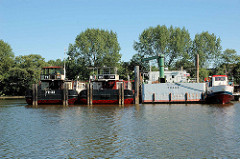 Blick in den Moldauhafen im Hamburger Stadtteil Kleiner Grasbrook - tschechische Schiffe am Dresdener Ufer. Das Hafenbecken Moldauhafen wurde  1887 gebaut - ein 30.000 Quadratmeter großes Gelände wurde aufgrund des nach dem Ersten Weltkrieg 1919 unte