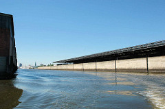Blick aus dem Hamburger Moldauhafen Richtung Norderelbe - re. Hochwasserschutzwand am Übersee-Zentrum. Das Hafenbecken Moldauhafen wurde  1887 gebaut - ein 30.000 Quadratmeter großes Gelände wurde aufgrund des nach dem Ersten Weltkrieg 1919 unterzeic