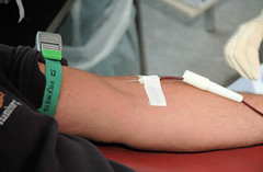 Blutspende im Blutspendedienst in Hamburg Eilbek; durch das Anlegen eines Stauschlauch tritt die Vene sichtbar hervor.