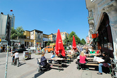 Bilder von der Straße Schulterblatt im Hamburger Stadtteil Schanzenvierel, Bezirk Altona; Aussengastronomie auf dem breiten Fussweg / Piazza.
