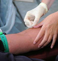 Blutspende im Blutspendedienst in Hamburg Eilbek; die Nadel für die Blutspende wird vorsichtig in die Armvene eingesteckt.