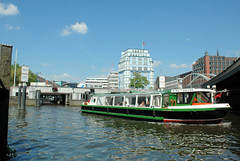 Fotos aus dem Hamburger Stadtteil Neustadt, Bezirk Hamburg Mitte; Schaartorschleuse am Alsterfleet - ein Fahrgastschiff fährt Richtung Binnenhafen. (2006)