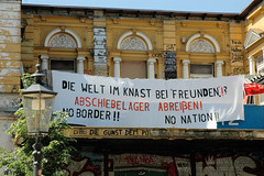 Bilder von der Straße Schulterblatt im Hamburger Stadtteil Schanzenvierel, Bezirk Altona; Transparent an der Roten Flora.