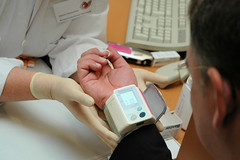 Blutspende im Blutspendedienst in Hamburg Eilbek; bei der Gesundheits - Untersuchung wird vorab beim Spender der Blutdruck gemessen.