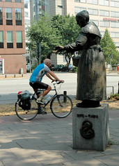 Fotos aus dem Hamburger Stadtteil Neustadt, Bezirk Hamburg-Mitte; Denkmal der Zitronenjette - Bronzeplastik, Bildhauer Hansjörg Wagner in der Ludwig-Erhard-Straße.