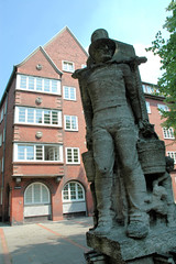 Fotos aus dem Hamburger Stadtteil Neustadt, Bezirk Hamburg-Mitte; Hummelbrunnen - Hummeldenkmal, Bildhauer Richard Kuöhl - 1938.