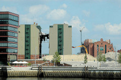 Blick zu den Magellan Terrassen am Hamburger Sandtorhafen - Abriss der Kaffeelagerei am Brooktorkai - re. das historische Gebäude vom Kaispeicher B am Magdeburger Hafen / Brooktorhafen. (2006)