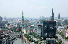 Blick über den Zollkanal und die Hamburger Altstadt mit den Kirchtürmen der St. Katharinenkirche und der St. Nikolaikirche - re. im Hintergrund die St. Michaeliskirche in der Neustadt Hamburgs. Im Vordergrund die Spiegelhochhäuser am Dovenfleet.