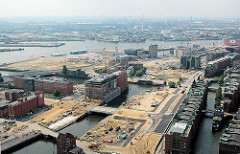 Luftaufnahme von den Baustellen in der Hafencity Hamburgs -im Vordergrund der Ericusgraben / Brooktorhafen, dahinter der Magdeburger Hafen mit dem Kaispeicher B. ( 2006 )
